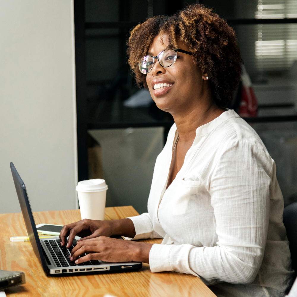 Femme membre de FAFA dans un environnement professionnel inspirant